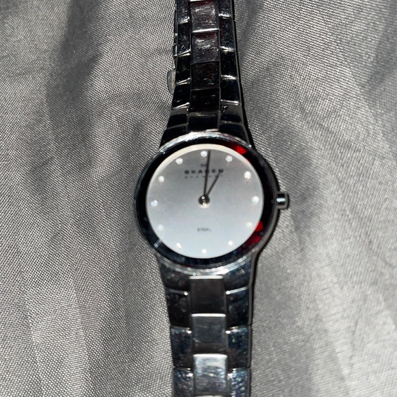 Needs battery - Picture 2 of 2